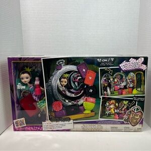 EVER AFTER HIGH doll Raven Queen with Way Too Wonderland playset NWT